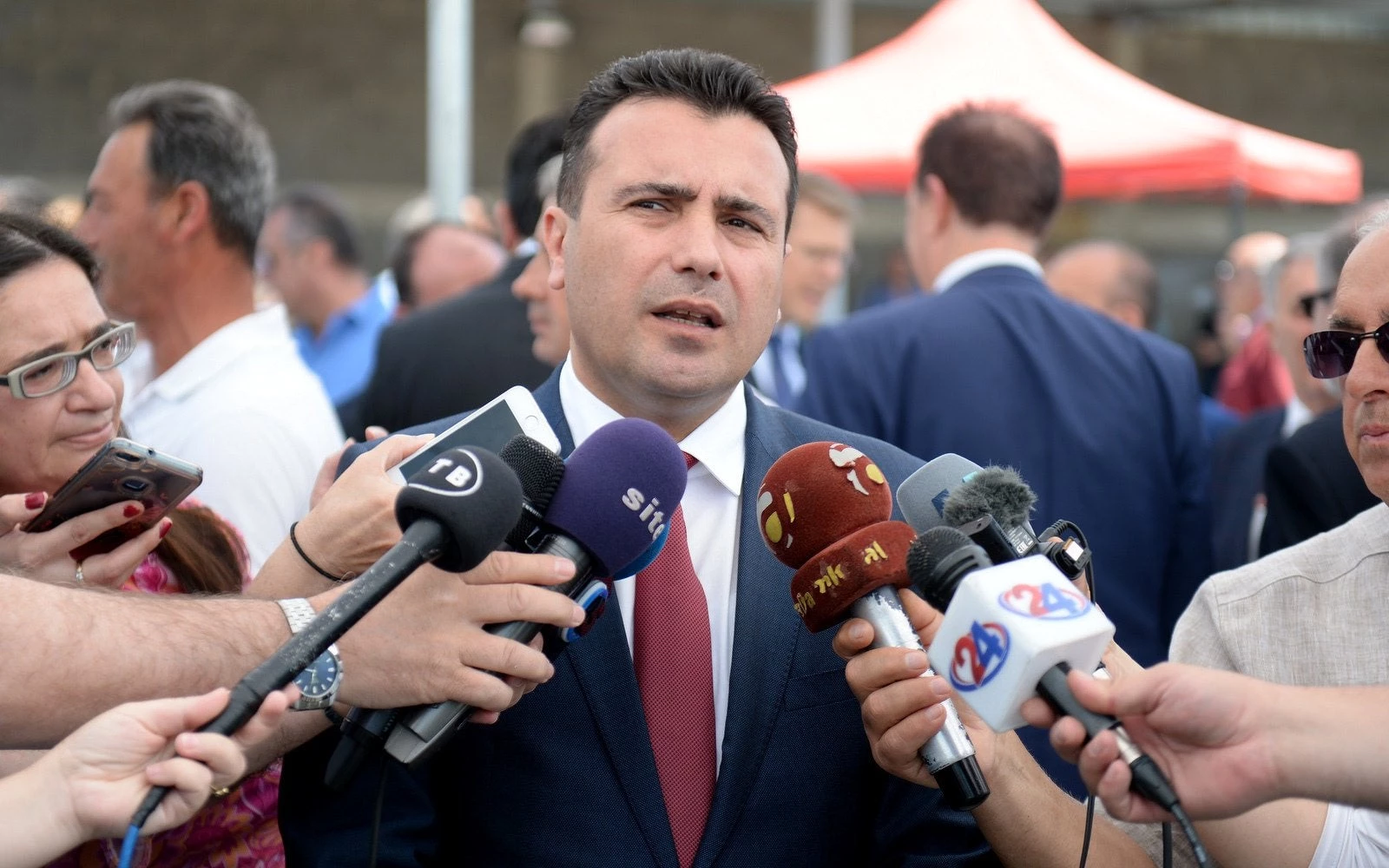 Με την «άδεια» του Ζόραν Ζάεφ: «Δεν μας πειράζει εάν τα ελληνικά προϊόντα γράφουν ‘made in Macedonia’»